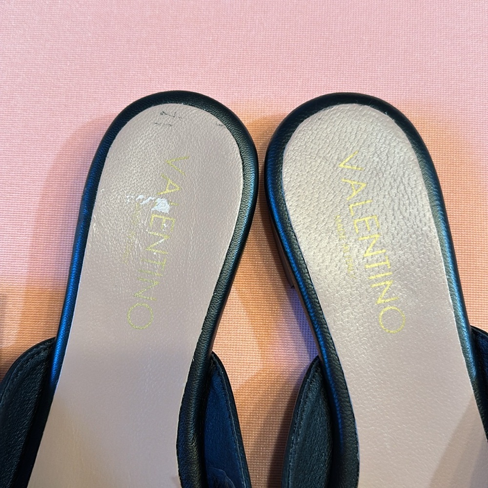 New Valentino Leather Sandals. Black. Size 8. Dust Bag Included. - Picture 3 of 8